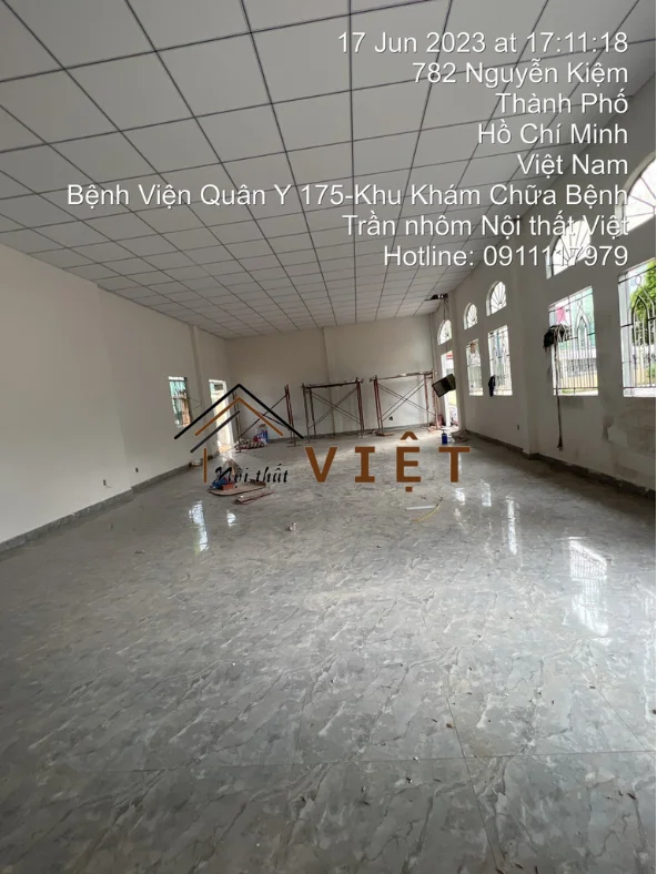 Trần nhôm tấm thả 600×600 được lắp tại văn phòng làm việc